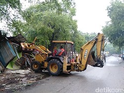 Pemkot Bongkar Paksa Puluhan Kios di Kota Tegal, Pedagang Melawan!