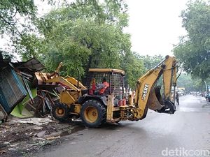Pemkot Bongkar Paksa Puluhan Kios di Kota Tegal, Pedagang Melawan! Pemkot Bongkar Paksa Puluhan Kios di Kota Tegal, Pedagang Melawan!