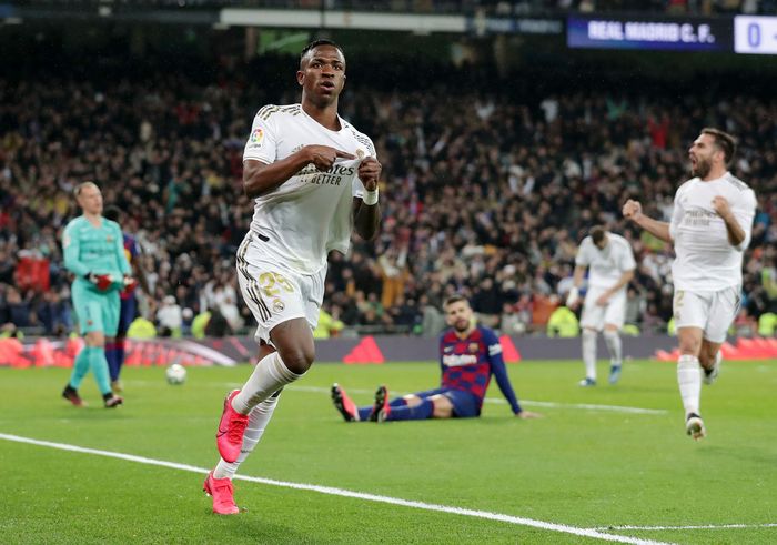 Vinicius MADRID, SPAIN - MARCH 01: Gerard Pique of FC Barcelona tackles Vinicius Junior of Real Madrid during the Liga match between Real Madrid CF and FC Barcelona at Estadio Santiago Bernabeu on March 01, 2020 in Madrid, Spain. (Photo by Gonzalo Arroyo Moreno/Getty Images)