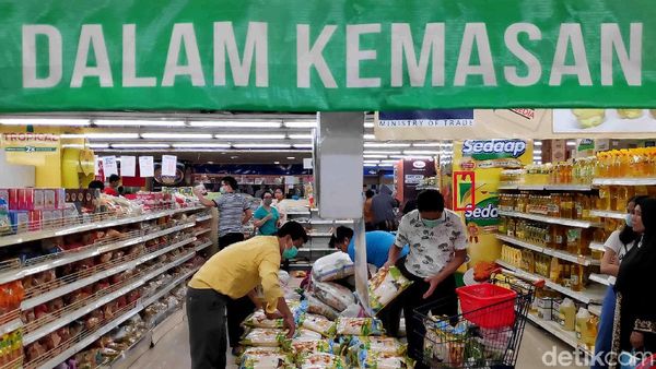Warga Kelapa Gading Ramai-ramai Borong Bahan Pokok