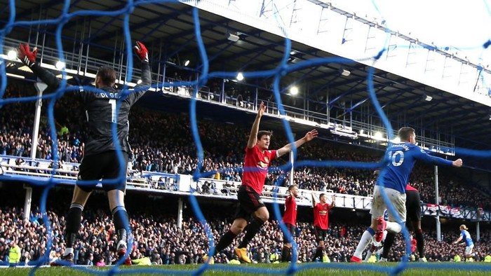 LIVERPOOL, ENGLAND - MARCH 01: David De Gea and Harry Maguire of Manchester United react as Dominic Calvert-Lewin of Everton (out of frame) scores his teams second goal which is disallowed following a VAR review during the Premier League match between Everton FC and Manchester United at Goodison Park on March 01, 2020 in Liverpool, United Kingdom. (Photo by Clive Brunskill/Getty Images)