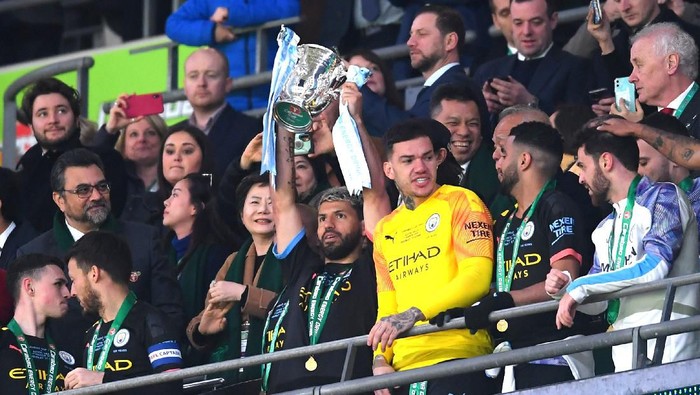 LONDON, ENGLAND - MARCH 01: Sergio Aguero of Manchester City lifts The Carabao Cup trophy following his sides victory during the Carabao Cup Final between Aston Villa and Manchester City at Wembley Stadium on March 01, 2020 in London, England. (Photo by Laurence Griffiths/Getty Images)