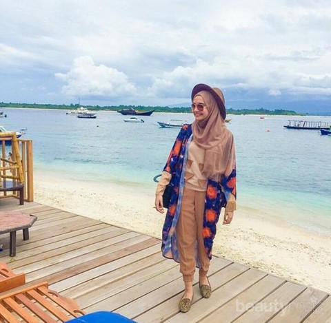 Ladies Ini Dia 6 Trik Tampil Modis dengan Hijab  ke  Pantai 