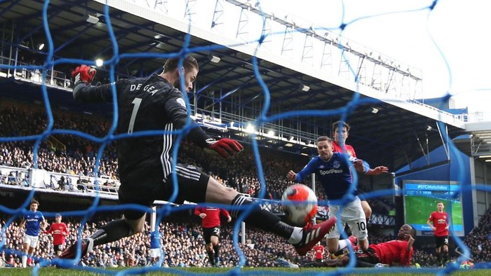 LIVERPOOL, ENGLAND - MARCH 01: David De Gea of Manchester United saves a shot from Gylfi Sigurdsson of Everton during the Premier League match between Everton FC and Manchester United at Goodison Park on March 01, 2020 in Liverpool, United Kingdom. (Photo by Clive Brunskill/Getty Images)