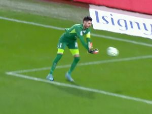 Duh, Kiper Ini Lempar Bola ke Gawang Sendiri Duh, Kiper Ini Lempar Bola ke Gawang Sendiri