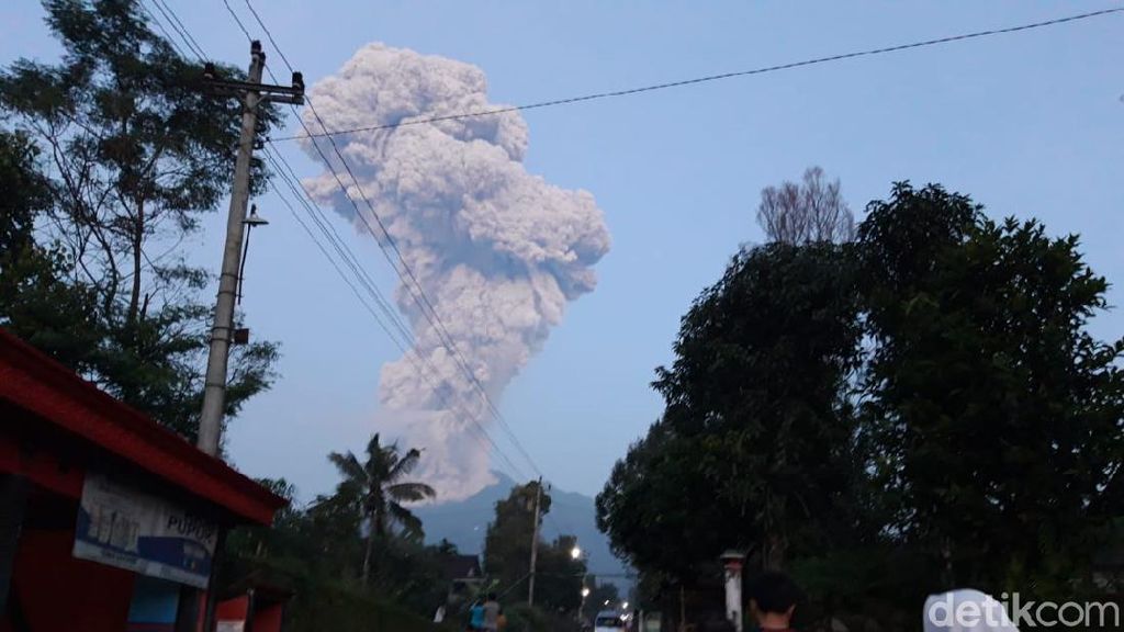 Foto: Merapi Kembali Batuk Muntahkan Abu Vulkanik