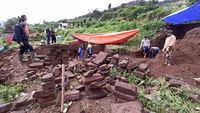 Foto: Penemuan Candi Baru di Dieng yang Menggegerkan