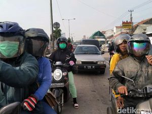 Hujan Lunturkan Abu Erupsi Gunung Merapi yang Selimuti Klaten
