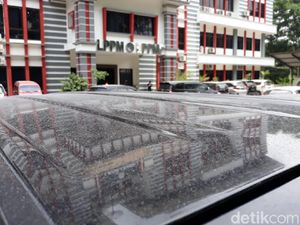 Penampakan Hujan Abu Tipis di UNS Solo Akibat Erupsi Gunung Merapi