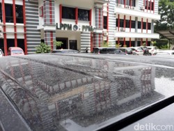 Penampakan Hujan Abu Tipis di UNS Solo Akibat Erupsi Gunung Merapi