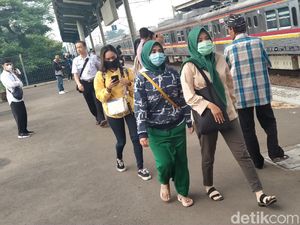 Dilema Menegur Penumpang Batuk Sembarangan di KRL, Takut Tersinggung Dilema Menegur Penumpang Batuk Sembarangan di KRL, Takut Tersinggung