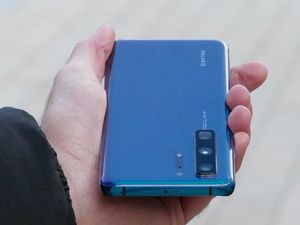 Menggenggam Prototipe P40, Ponsel Flasghip Baru Besutan Huawei Menggenggam Prototipe P40, Ponsel Flasghip Baru Besutan Huawei