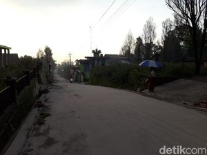 Gunung Merapi Erupsi, Abu Campur Pasir Hujani di Lereng Boyolali