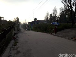 Gunung Merapi Erupsi, Abu Campur Pasir Hujani di Lereng Boyolali
