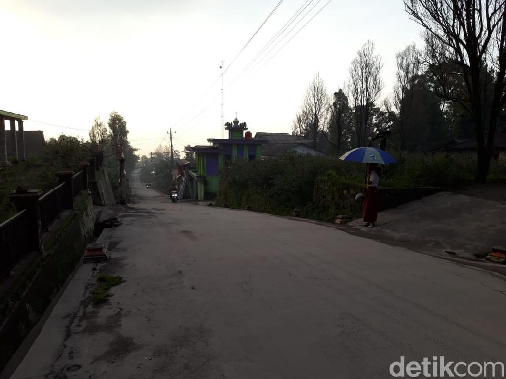 Gunung Merapi Erupsi, Abu Campur Pasir Hujani di Lereng Boyolali Gunung Merapi Erupsi, Abu Campur Pasir Hujani di Lereng Boyolali