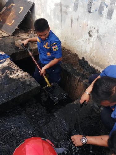 Cincin Nikah Warga Jatuh di Got Kembangan Jakbar, Damkar Turun Tangan