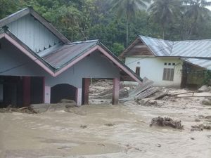 Banjir Bandang di Poso: 72 Rumah Rusak, 900 Jiwa Ngungsi ke Kantor Camat