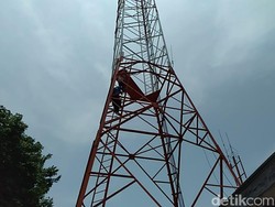 Buntut Eksekusi Kios, Pedagang Nekat Panjat Tower 40 Meter di Tegal