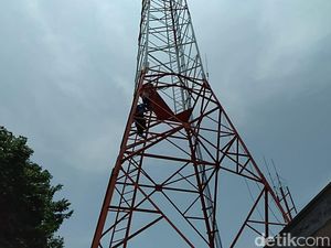 Buntut Eksekusi Kios, Pedagang Nekat Panjat Tower 40 Meter di Tegal Buntut Eksekusi Kios, Pedagang Nekat Panjat Tower 40 Meter di Tegal