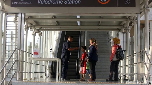 Penumpang LRT Velodrome Jalani Pemeriksaan Suhu Tubuh