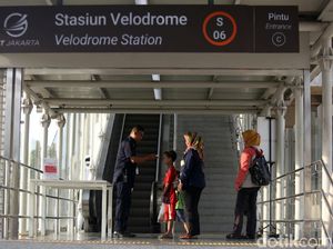 Penumpang LRT Velodrome Jalani Pemeriksaan Suhu Tubuh Penumpang LRT Velodrome Jalani Pemeriksaan Suhu Tubuh