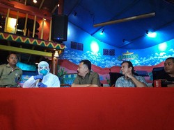 Jumpa Pers Usai Periksa Amigos, Tim Medis Corona Pakai Hazmat Suit