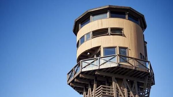 Unik, Menara Air Disulap Jadi Rumah Mewah di Pinggir Laut
