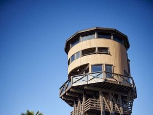 Unik, Menara Air Disulap Jadi Rumah Mewah di Pinggir Laut