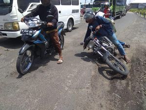 Awas! Banyak Jalan Rusak dan Berlubang di Gresik