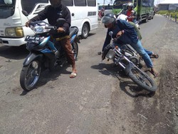 Awas! Banyak Jalan Rusak dan Berlubang di Gresik