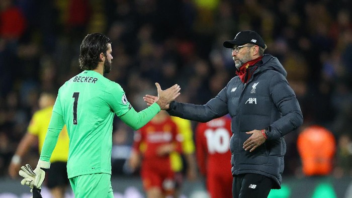 WATFORD, ENGLAND - FEBRUARY 29: Jurgen Klopp, Manager of Liverpool shakes hands with Alisson Becker of Liverpool following the Premier League match between Watford FC and Liverpool FC at Vicarage Road on February 29, 2020 in Watford, United Kingdom. (Photo by Richard Heathcote/Getty Images)