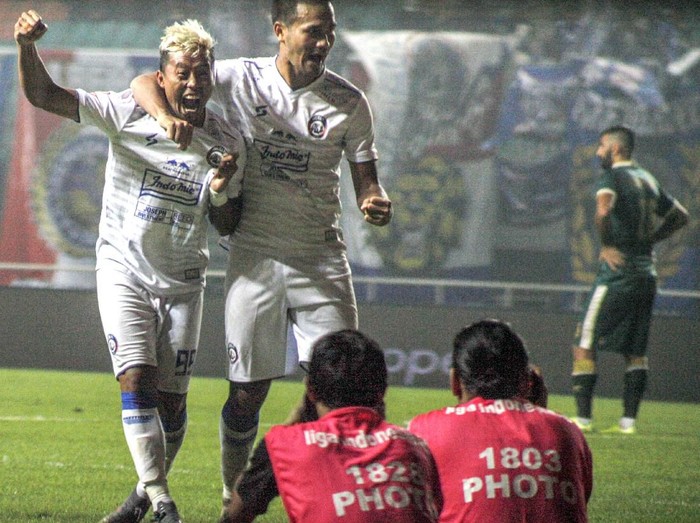 Pesepak bola Arema FC Kushedya Hari Yodo (kiri) melakukan selebrasi dengan rekan setimnya setelah mencetak gol ke gawang Persikabo 1973 dalam lanjutan Liga 1 2020 di Stadion Pakansari, Bogor, Jawa Barat, Senin (2/3/2020). Arema FC menang dengan skor 2-0. ANTARA FOTO/Yulius Satria Wijaya/aww.