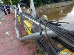 Akibat Banjir, Pagar Besi di Jalan KH Abdullah Syafei Belum Diperbaiki