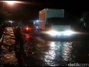 Jalur Pantura di Tambakrejo Pasuruan Ditutup Akibat Banjir