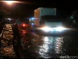 Jalur Pantura di Tambakrejo Pasuruan Ditutup Akibat Banjir