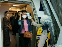 Penumpang Pesawat dari Singapura dan Malaysia Diperiksa Thermal Gun di Juanda