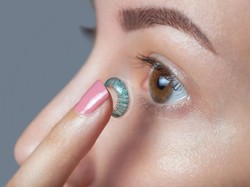 Ngeri, Kisah Wanita Kehilangan Bola Mata gegara Pakai Lensa Kontak saat Mandi