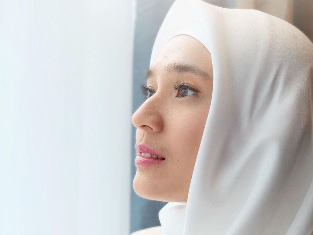 Curahan Hati Dhini Aminarti, 10 Tahun Menikah Belum Dikaruniai Anak Curahan Hati Dhini Aminarti, 10 Tahun Menikah Belum Dikaruniai Anak