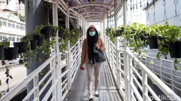 Potret Warga Ibu Kota Wara-wiri Pakai Masker