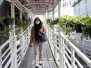 Potret Warga Ibu Kota Wara-wiri Pakai Masker
