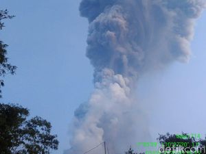 Kolom Erupsi Merapi Menjulang 6 Km, Penerbangan Bandara Yogya Normal