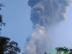 Kolom Erupsi Merapi Menjulang 6 Km, Penerbangan Bandara Yogya Normal