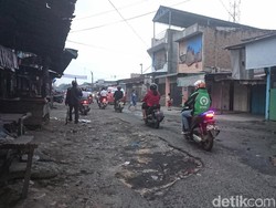Jalan di Depan Pasar Garuda Medan Rusak Parah, Parit Penuh Sampah