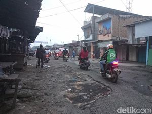 Jalan di Depan Pasar Garuda Medan Rusak Parah, Parit Penuh Sampah Jalan di Depan Pasar Garuda Medan Rusak Parah, Parit Penuh Sampah