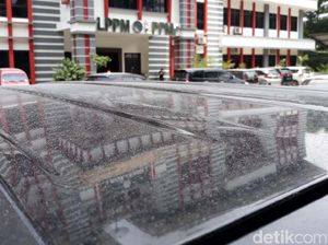 Hujan Abu Tipis Akibat Erupsi Merapi Guyur UNS