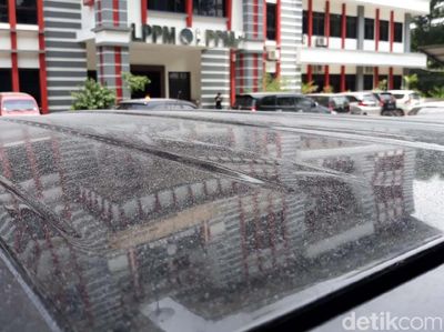 Hujan Abu Tipis Akibat Erupsi Merapi Guyur UNS