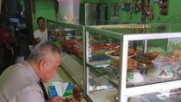 Wali Kota Depok, Mohammad Idris Saat Makan di Warteg dan Bikin Dodol