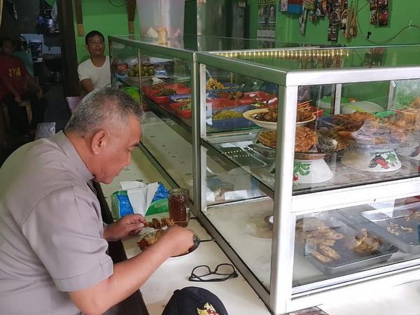 Wali Kota Depok, Mohammad Idris Saat Makan di Warteg dan Bikin Dodol