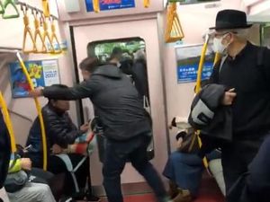 Video Viral Pria Marahi Penumpang yang Batuk Tanpa Pakai Masker di Kereta