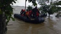 Kostrad Bantu Korban Banjir Karawang